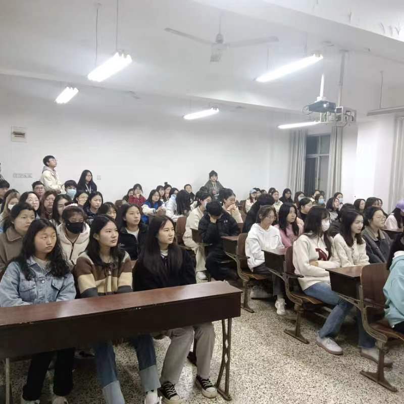 会议室里的人们描述已自动生成